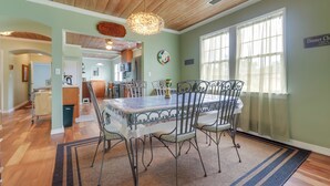 A dining area with a wooden ceiling, a large table with chairs, and a rug. - Historic Sunrise House w/ Game Room: Near Beach! (Fort Pierce)