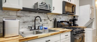 Pet-friendly ATL Hub - 9 Mi to Downtown