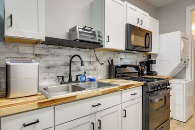 Pet-friendly ATL Hub - 9 Mi to Downtown