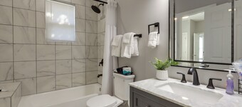 Pet-friendly ATL Hub - 9 Mi to Downtown