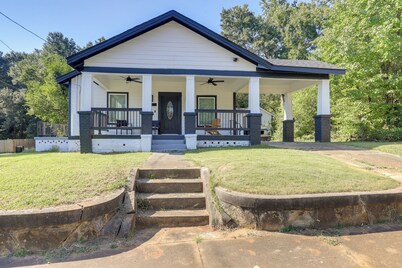 9 Mi to Dtwn Atl: Pet-friendly Apt w/ Yard