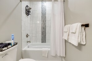 Apartment (2 Bedrooms) | Interior - 9 Mi to Dtwn Atl: Pet-friendly Apt w/ Yard (College Park)