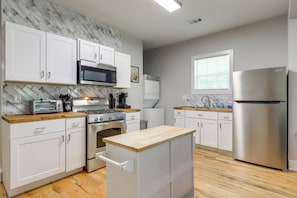 Apartment (2 Bedrooms) | Interior - 9 Mi to Dtwn Atl: Pet-friendly Apt w/ Yard (College Park)