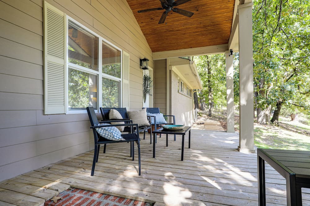 < 1 Mi to Ole Miss & The Grove! Charming Getaway - Enid Lake, MS
