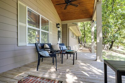 < 1 Mi to Ole Miss & The Grove! Charming Getaway