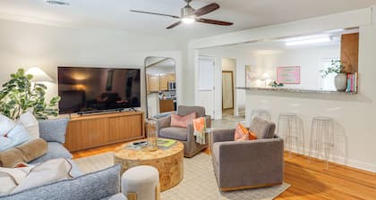 < 1 Mi to Ole Miss & The Grove! Charming Getaway
