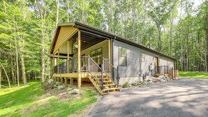 A cabin with a porch, stairs, and a driveway. - Lake Access, Pools & More: Family Home in Stanwood (Stanwood)