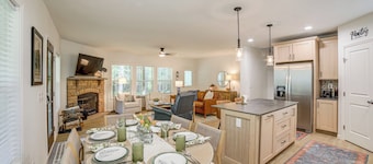 Lake Access, Pools & More: Family Home in Stanwood