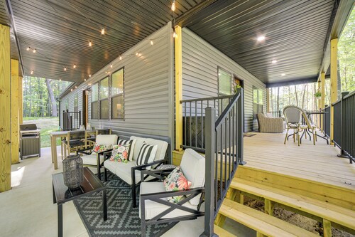 Lake Access, Pools & More: Family Home in Stanwood