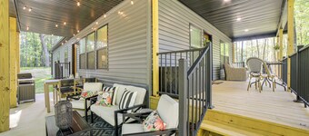 Lake Access, Pools & More: Family Home in Stanwood