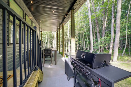 Lake Access, Pools & More: Family Home in Stanwood