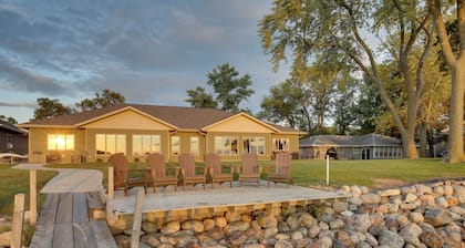 Game Room + Views: Family Retreat on Silver Lake