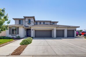 House (4 Bedrooms) | Interior - 1 Mi to Golf! Spacious & Modern Home in Dinuba (Dinuba)
