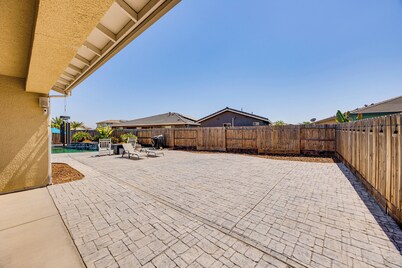 1 Mi to Golf! Spacious & Modern Home in Dinuba