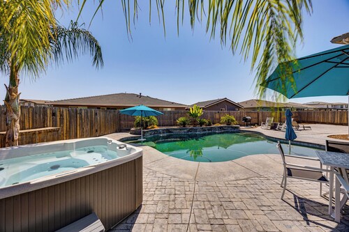 1 Mi to Golf! Spacious & Modern Home in Dinuba