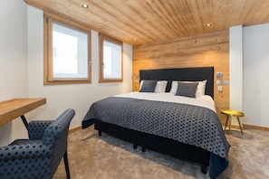 4 bedrooms, iron/ironing board, Internet, bed sheets