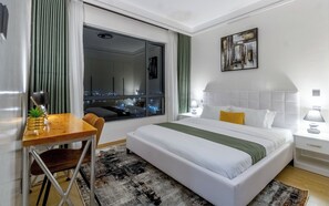 1 chambre, coffre-fort, bureau, fer et planche Ă repasser