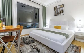 1 chambre, coffre-fort, bureau, fer et planche Ă repasser