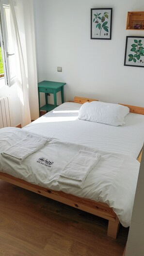 Basic Double Room Single Use | Free WiFi, bed sheets - Arena Surf Hotel (Somo)
