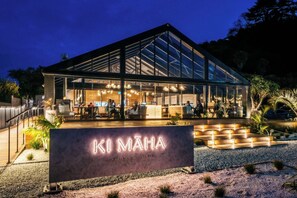 Un bâtiment moderne avec une enseigne indiquant « KI MAHA » et une façade en verre.