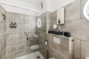 Chuveiro, secador de cabelo, toalhas de banho, sabonete