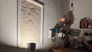 Una cocina de estilo rústico, con encimera de madera, una lámpara colgante y una ventana con vistas detalladas.
