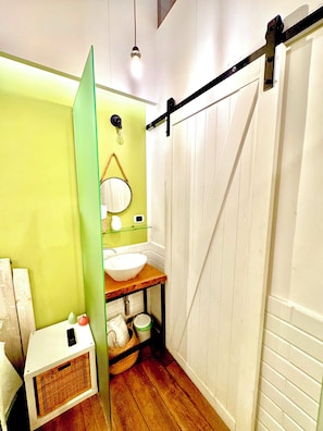 Hair dryer, towels, soap, toilet paper - Casaria Holyday Home, In the historical center of Naples, Spaccanapoli - Porto (Napoli)