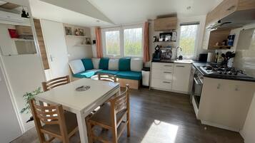 冷蔵庫、電子レンジ、オーブン、コンロ