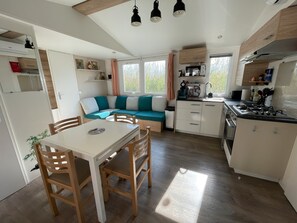 Refrigerador, microondas, horno, placa de cocina