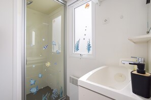 Douche, articles de toilette (gratuits), séchoir à cheveux