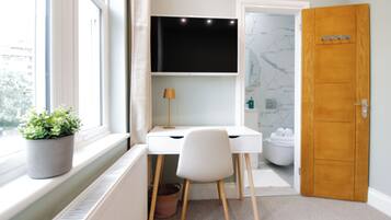 Deluxe tweepersoonskamer, privébadkamer, uitzicht op stad | Een bureau, een laptopwerkplek, gratis wifi