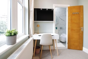 Quarto casal luxo, banheiro privativo, vista para a cidade | Escrivaninha, espaço de trabalho para notebook, Wi-Fi de cortesia