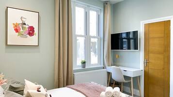 Suite empresarial, baño en la habitación, vista a la ciudad (1) | Escritorio, espacio para trabajar con laptop y wifi gratis