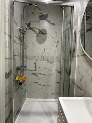 Business Apartment, Ensuite, City View (1) | Bathroom | Shower, free toiletries, hair dryer, towels - Farringdon Rooms (London)