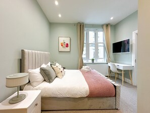 Departamento empresarial, baño en la habitación, vista a la ciudad (1) | Escritorio, espacio para trabajar con laptop y wifi gratis 