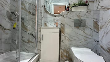 Suihku, ilmaiset hygieniatuotteet, hiustenkuivaaja, pyyhkeet