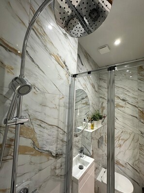 Departamento empresarial, baño en la habitación, vista a la ciudad (1) | Baño | Regadera, amenidades de baño gratuitas, secadora de cabello, toallas 