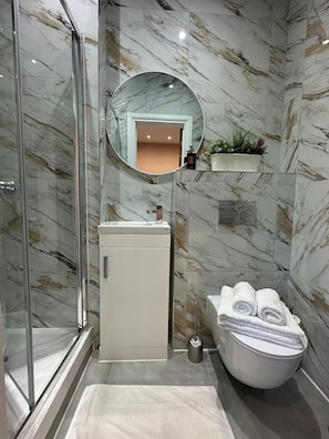 Suite empresarial, baño en la habitación, vista a la ciudad (2) | Baño | Regadera, amenidades de baño gratuitas, secadora de cabello, toallas 