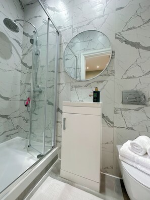Deluxe Double Room, Private Bathroom, City View | Bathroom | Shower, free toiletries, hair dryer, towels