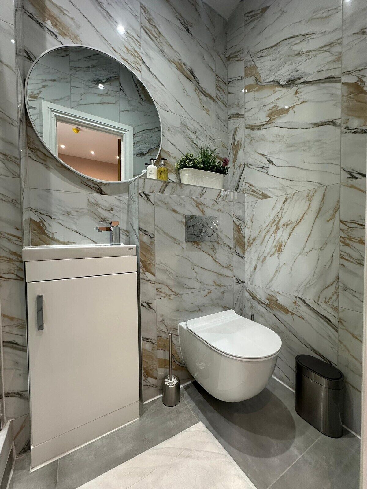 Business suite, en-suite badkamer, uitzicht op de stad (2) | Badkamer | Een douche, gratis toiletartikelen, een haardroger, handdoeken