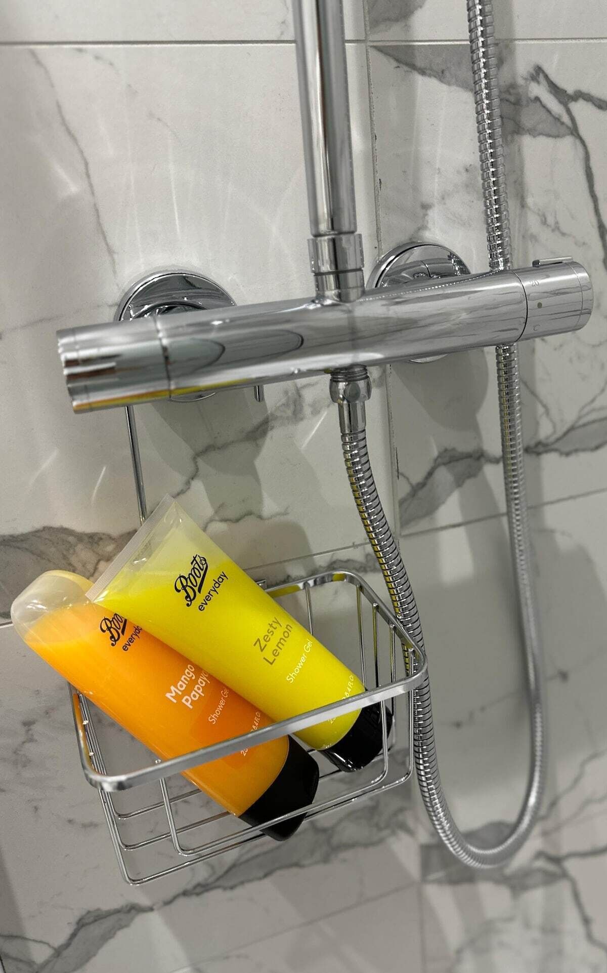 Regadera, amenidades de baño gratuitas, secadora de cabello, toallas 