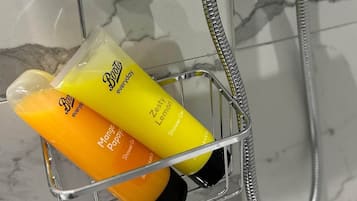 Regadera, amenidades de baño gratuitas, secadora de cabello, toallas