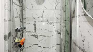 Deluxe tweepersoonskamer, privébadkamer, uitzicht op stad | Badkamer | Een douche, gratis toiletartikelen, een haardroger, handdoeken