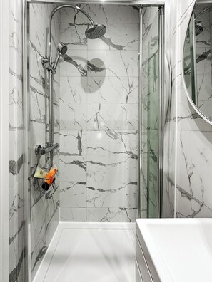 Deluxe tweepersoonskamer, privébadkamer, uitzicht op de stad | Badkamer | Een douche, gratis toiletartikelen, een haardroger, handdoeken