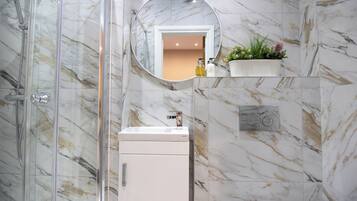 Deluxe tweepersoonskamer, privébadkamer, uitzicht op stad | Badkamer | Een douche, gratis toiletartikelen, een haardroger, handdoeken