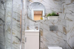 Deluxe Double Room, Private Bathroom, City View | Bathroom | Shower, free toiletries, hair dryer, towels
