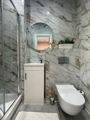Regadera, amenidades de baño gratuitas, secadora de cabello, toallas 