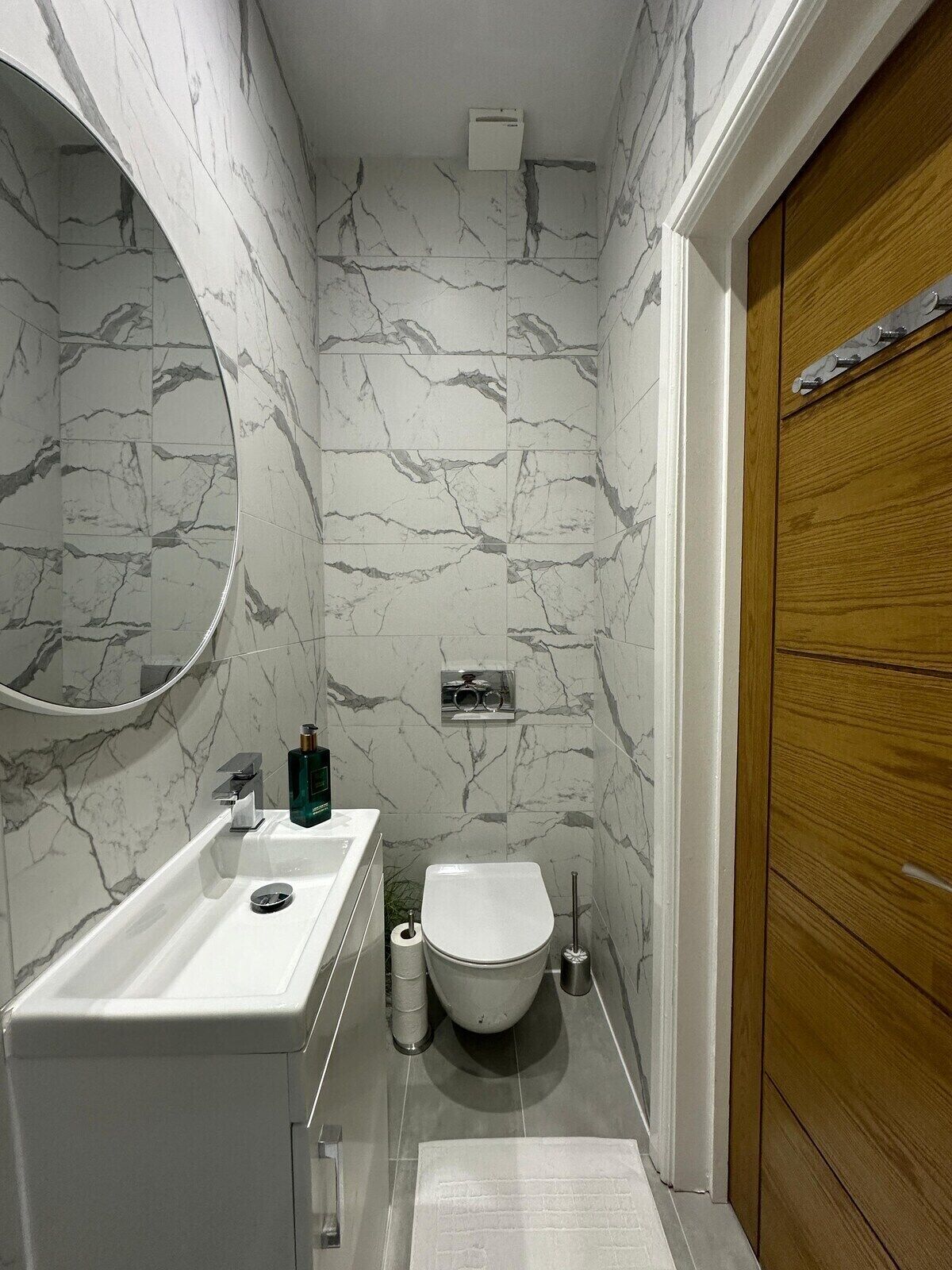 Regadera, amenidades de baño gratuitas, secadora de cabello, toallas 