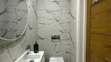 Regadera, amenidades de baño gratuitas, secadora de cabello, toallas