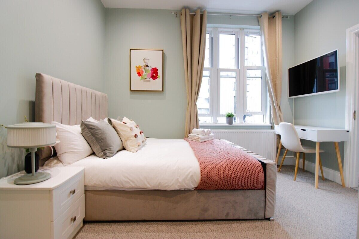 Appartement Affaires, salle de bains attenante, vue ville (1)